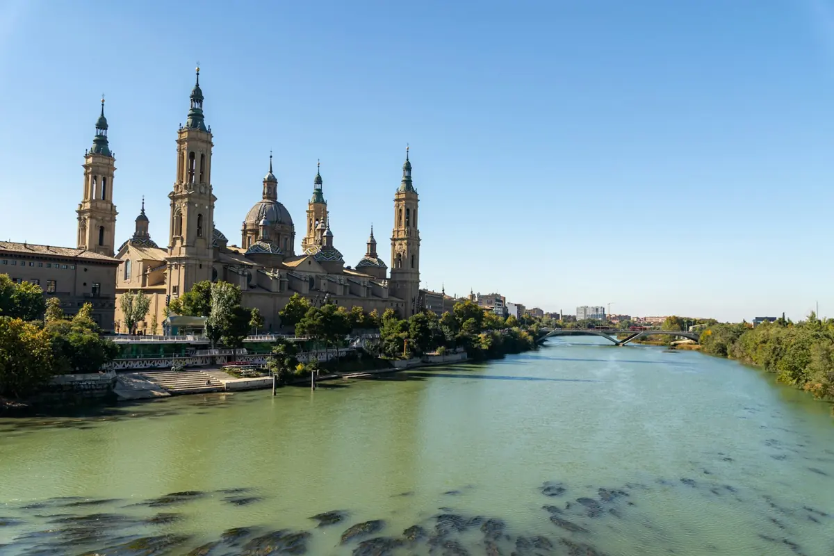 Basílica del Pilar junto al río Ebro en Zaragoza