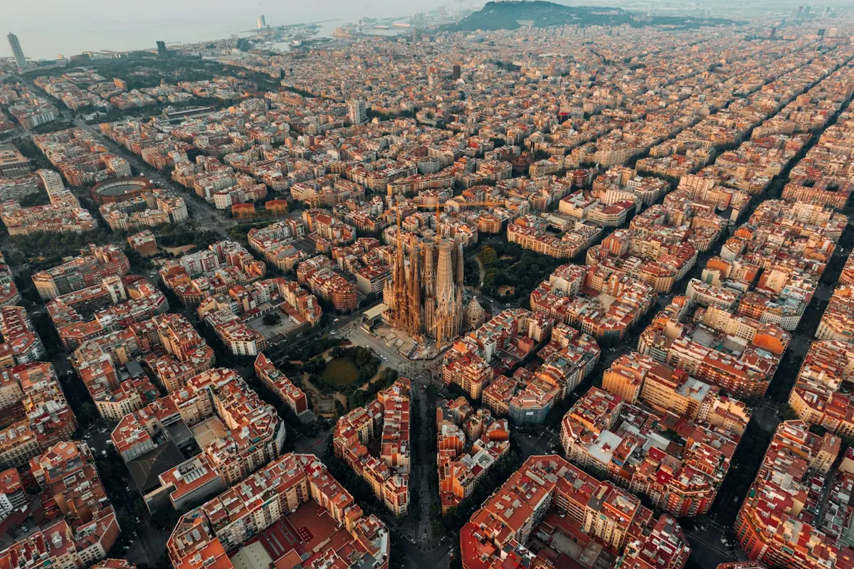 Vista aérea de Barcelona con el Eixample y la Sagrada Família